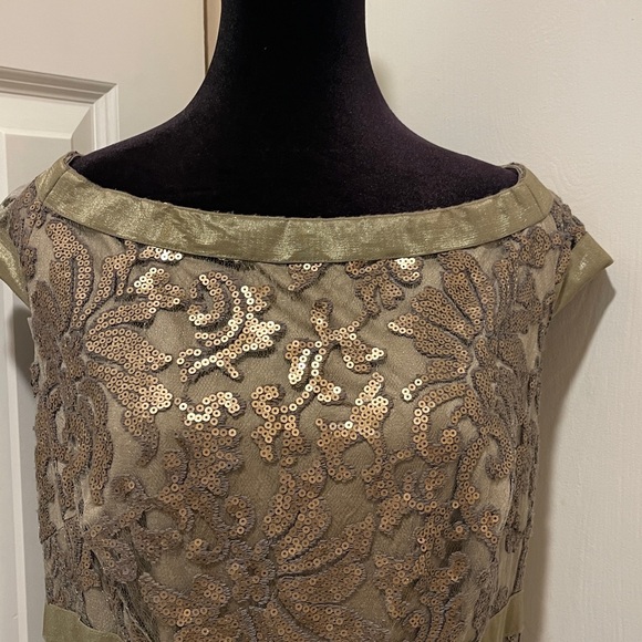 TADASHI SHOJI Elegant Gold Floral Gown - Picture 6 of 13